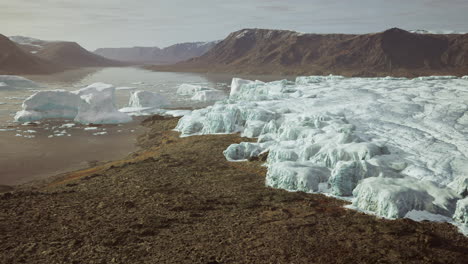 Flujo-De-Glaciares-A-Través-De-Las-Montañas-En-Islandia